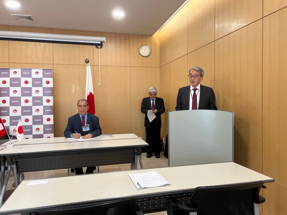 El embajador YAMAMOTO dirigiendo sus palabras de saludo